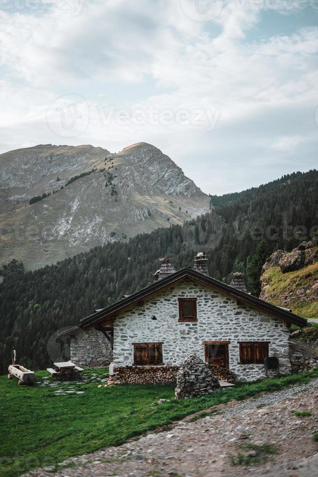 di legno capanna nel il Alpi con montagne nel il sfondo panorama foto