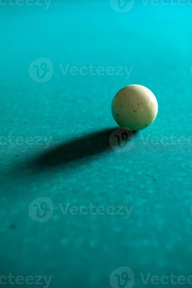 giocando a biliardo. palla da biliardo bianca sul tavolo da biliardo verde. concetto di sport da biliardo. gioco di biliardo. foto
