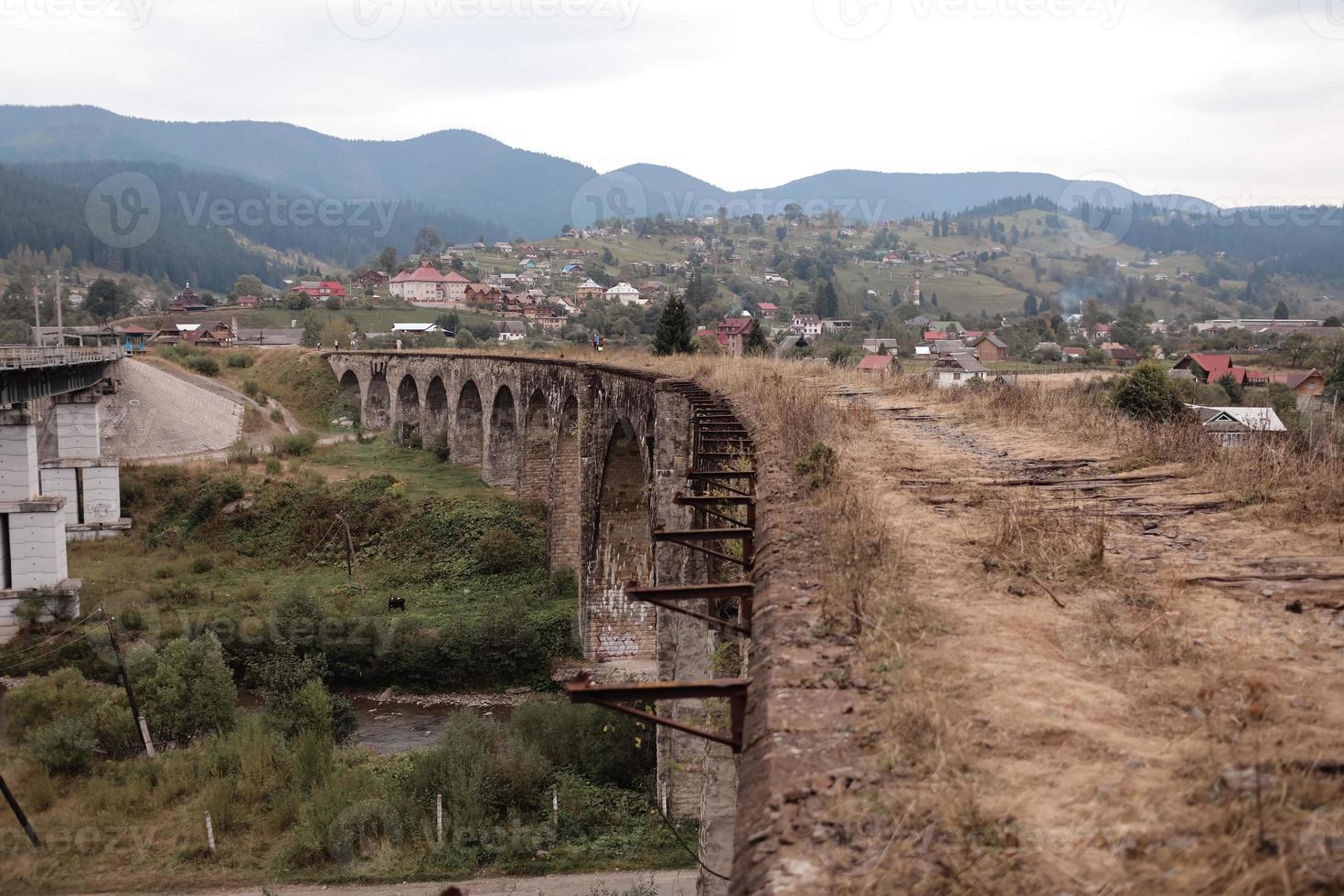 vicino Visualizza di vecchio Ferrovia brani con logoro cravatte. ferrovia viadotto Ucraina, verchovyna foto