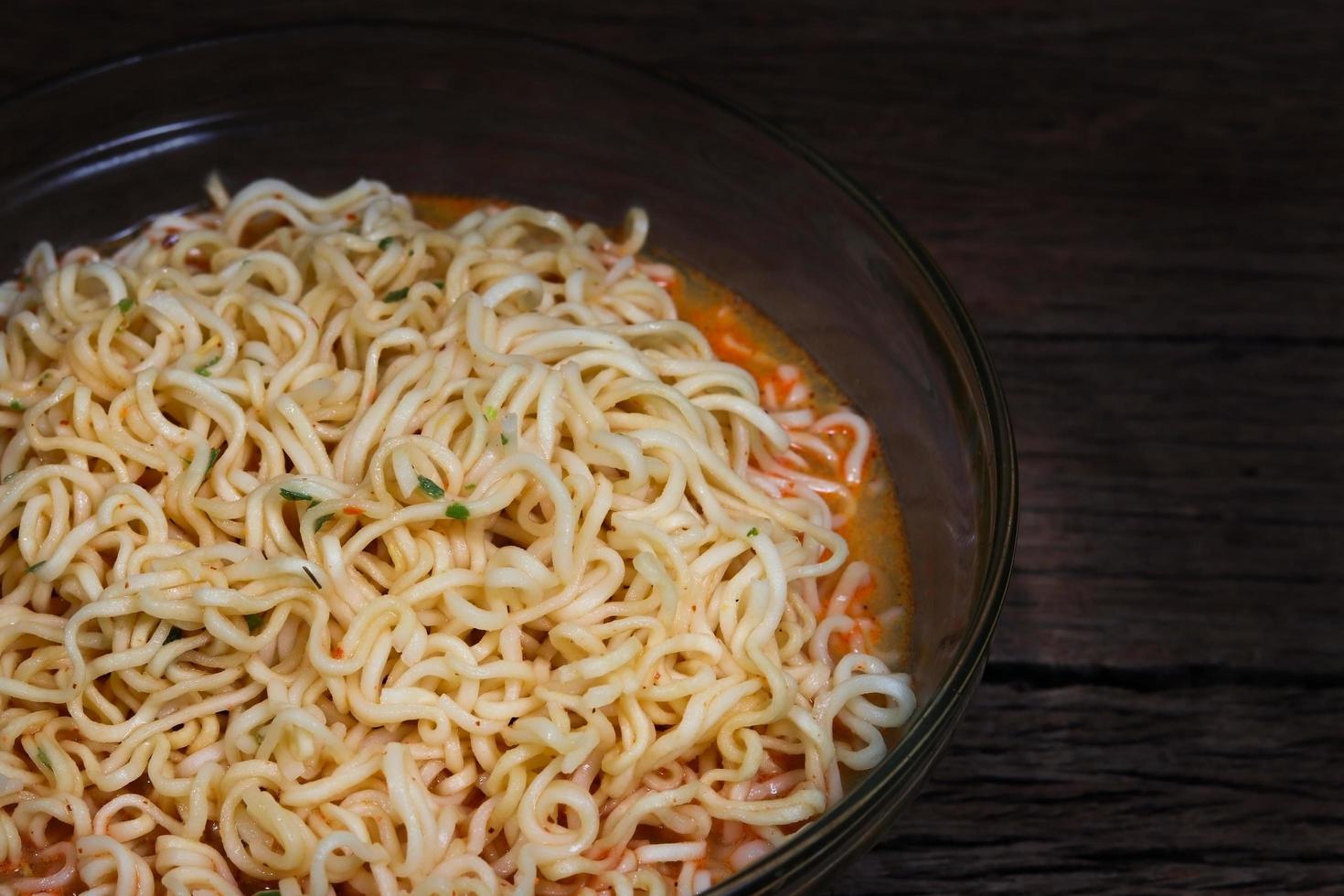 spaghetti istantanei in ciotola foto