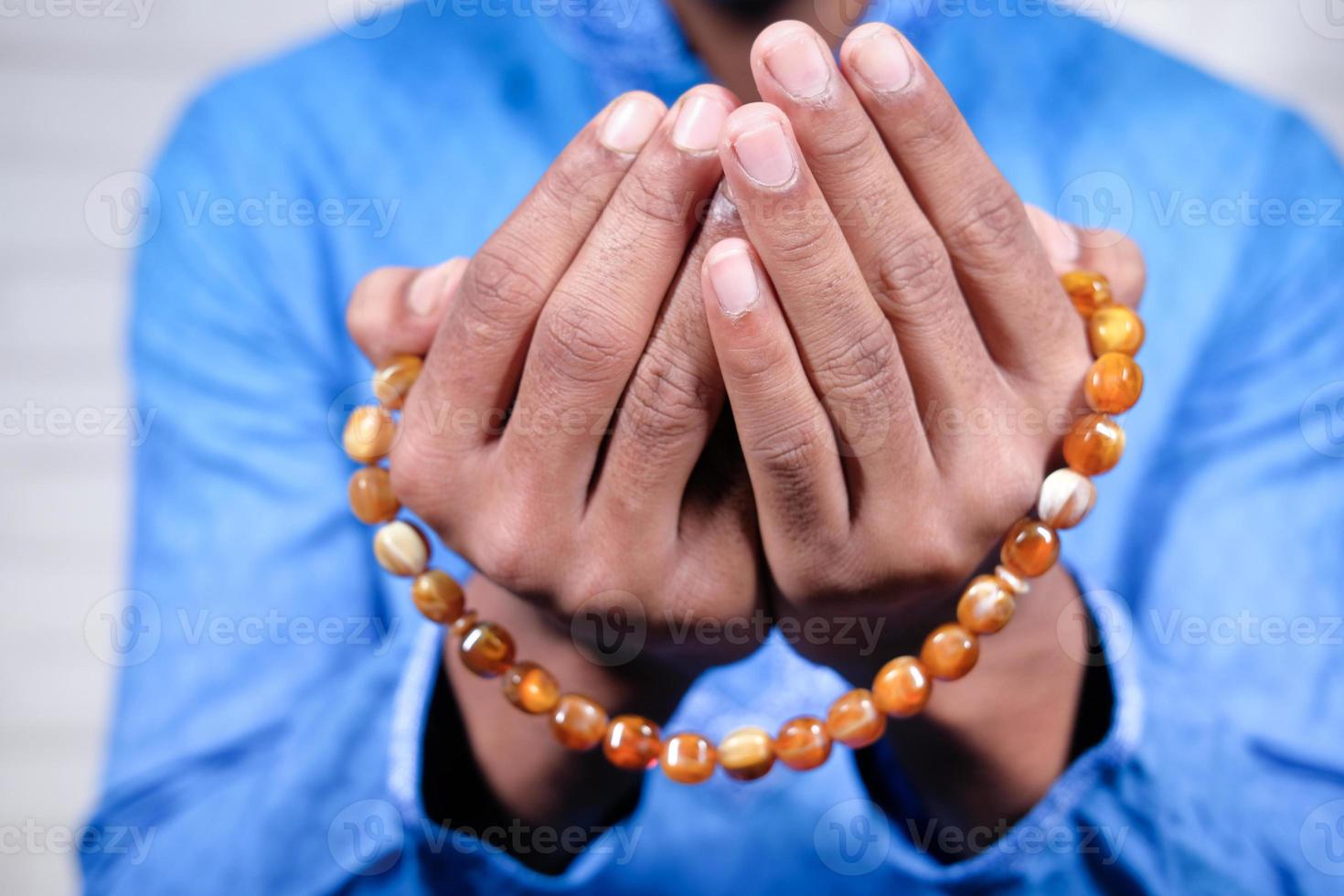 mani dell'uomo musulmano che pregano foto