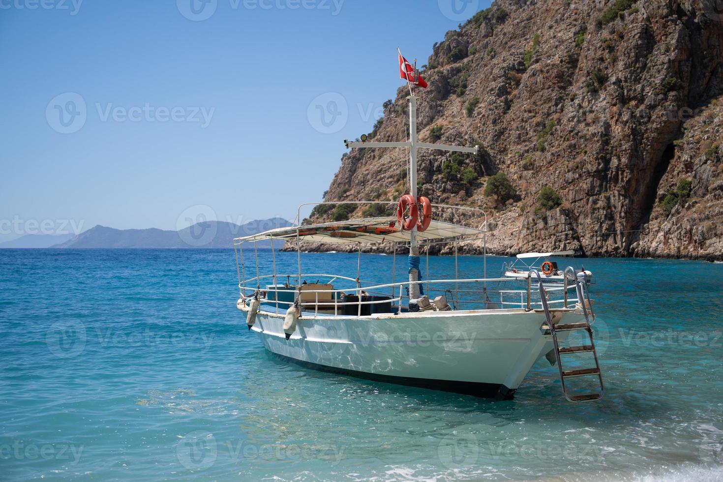 barca su il riva del mare foto