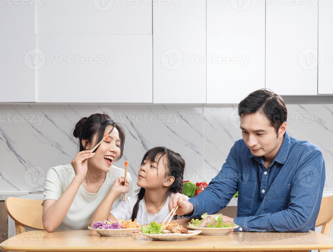 Immagine di asiatico famiglia nel il cucina foto