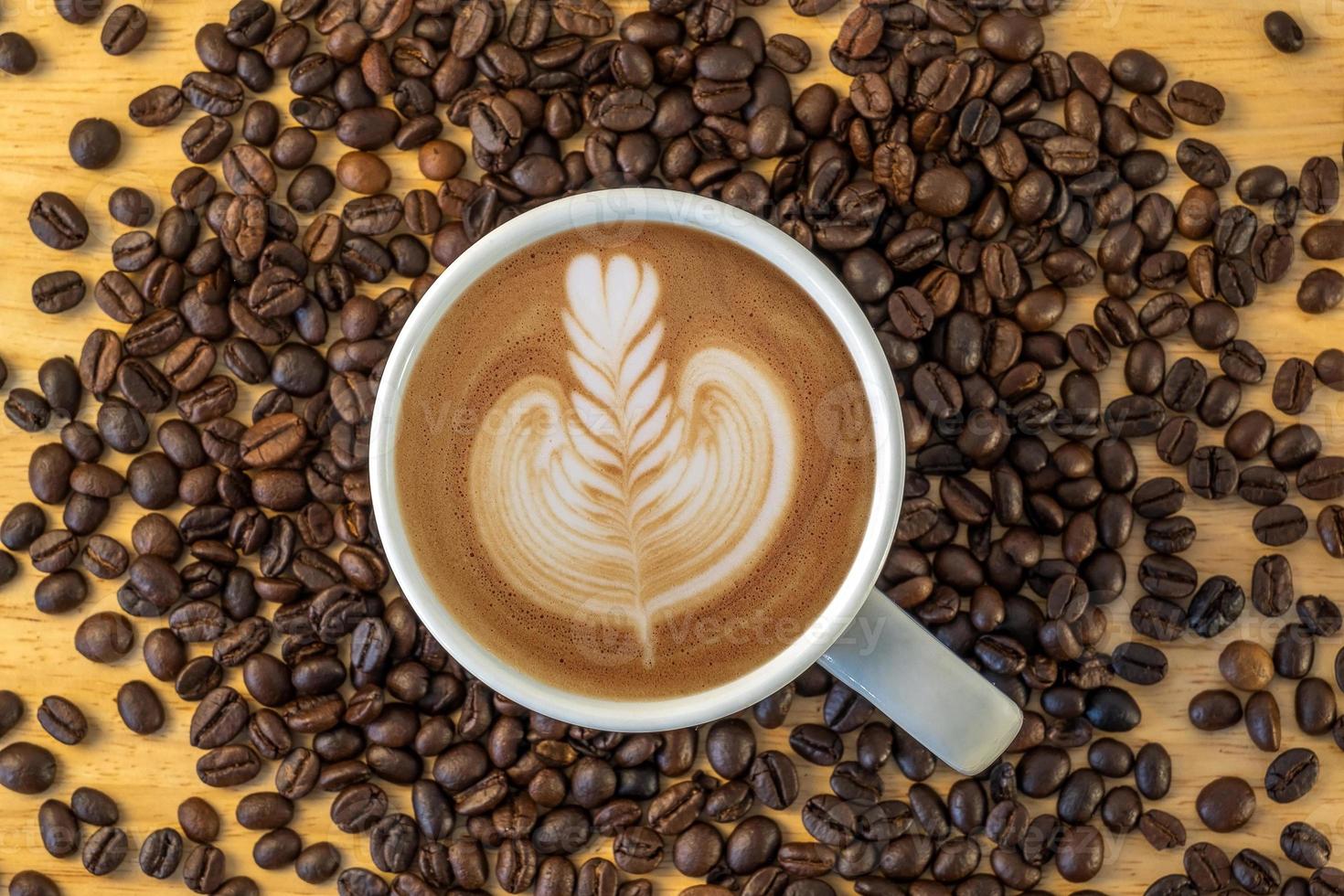 vista dall'alto di una tazza di caffè con fagioli foto