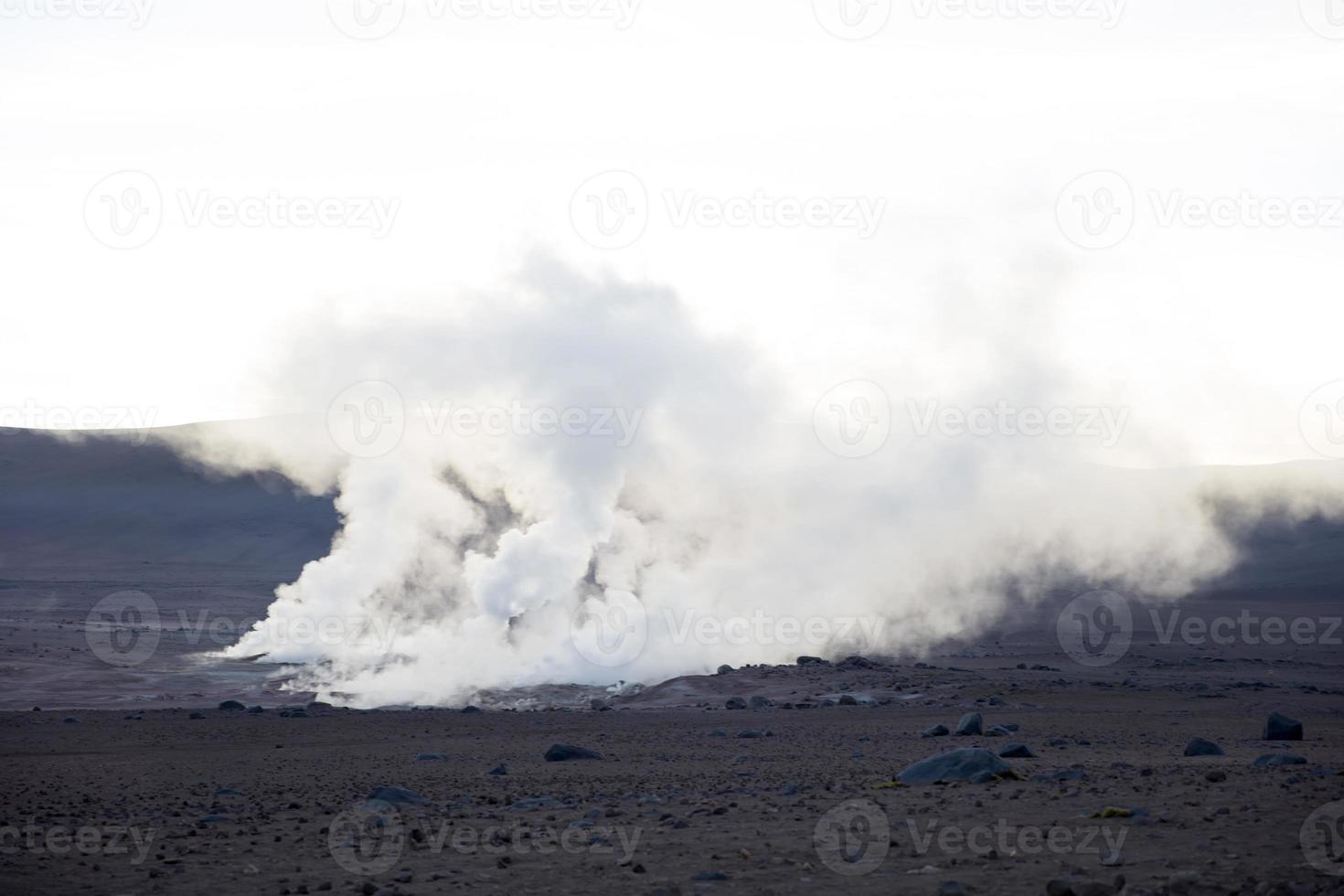 geyser sol de manana in bolivia foto