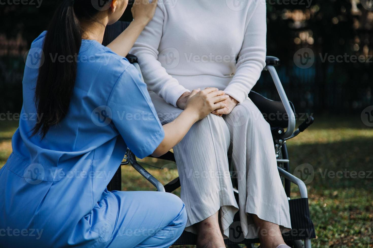 asiatico giovane badante infermiera supporto anziano più vecchio maschio a piedi all'aperto. specialista ragazza medico Aiuto e prendere cura di anziano maturo uomo paziente fare fisico terapia nel pubblico parco a assistenza infermieristica casa. foto