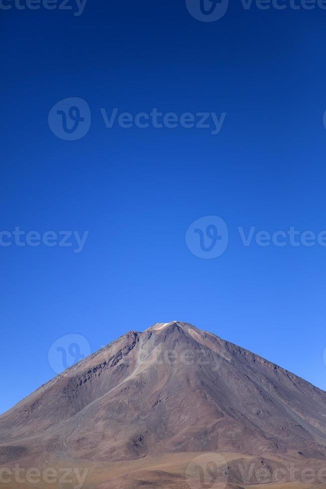 Vulcano Licancabur nella Reserva Nacional de Fauna Andina Eduardo Avaroa in Bolivia foto