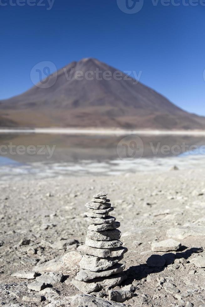 lago laguna verde e vulcano licancabur in bolivia foto