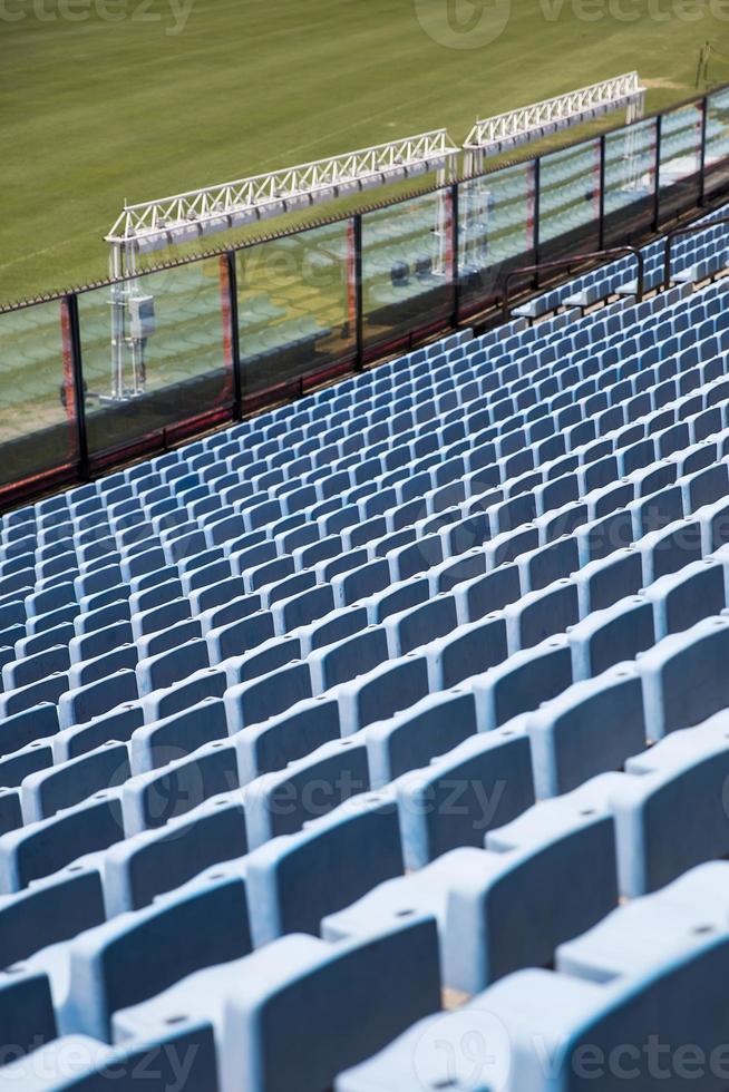 primo piano dettaglio dei sedili dello stadio blu foto