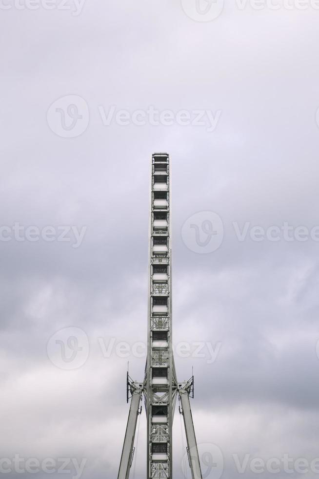 ruota panoramica sotto il cielo nuvoloso foto