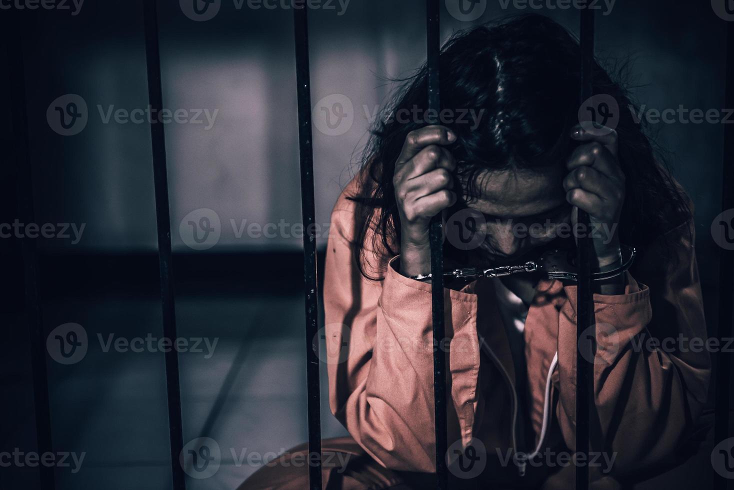 mani di donne disperato per catturare il ferro prigione, prigioniero concetto, Tailandia gente, speranza per essere gratuito, se il violare il legge voluto essere arrestato e incarcerato. foto