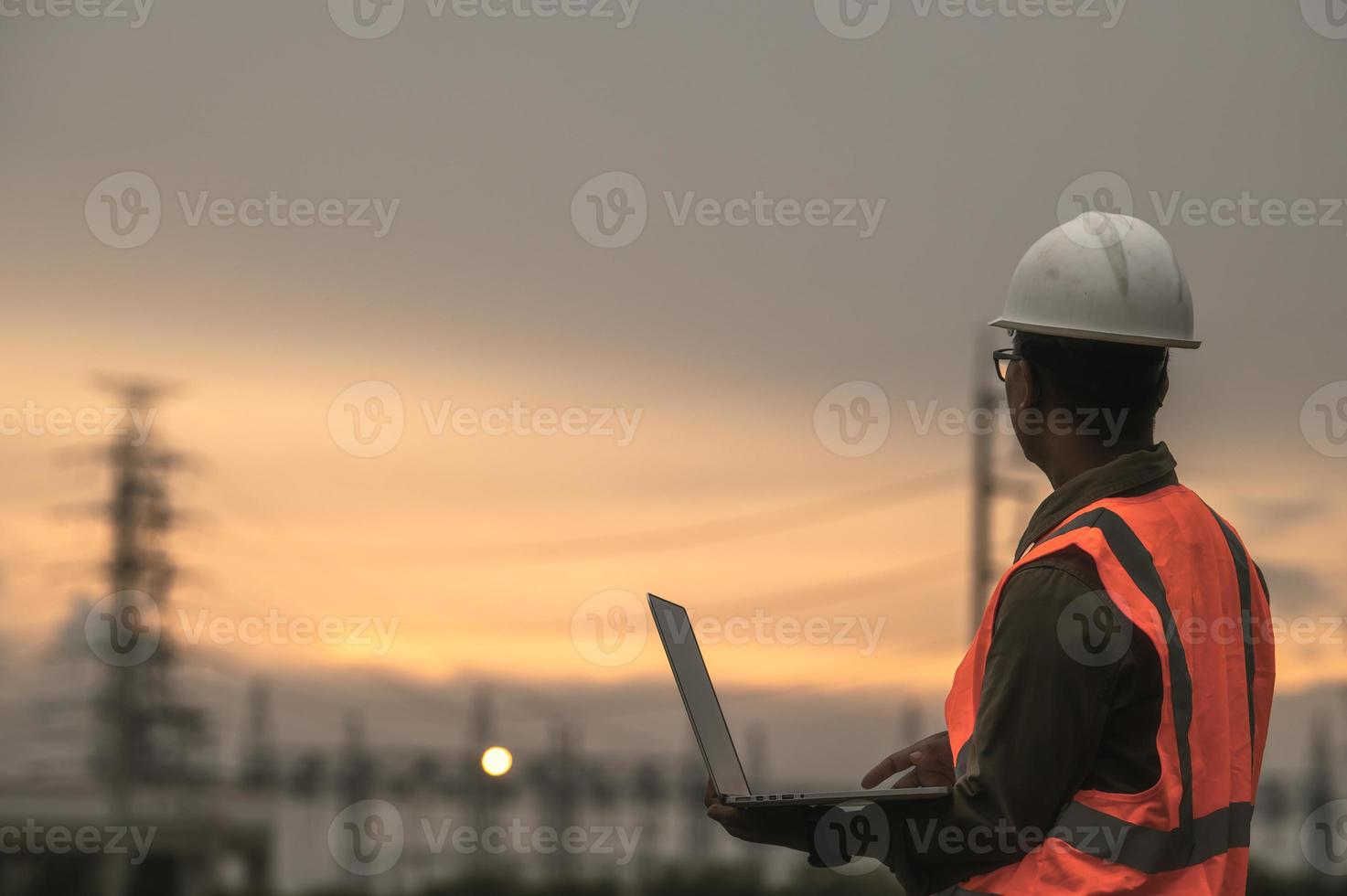 asiatico ingegnere Lavorando a energia pianta, thailandia persone foto