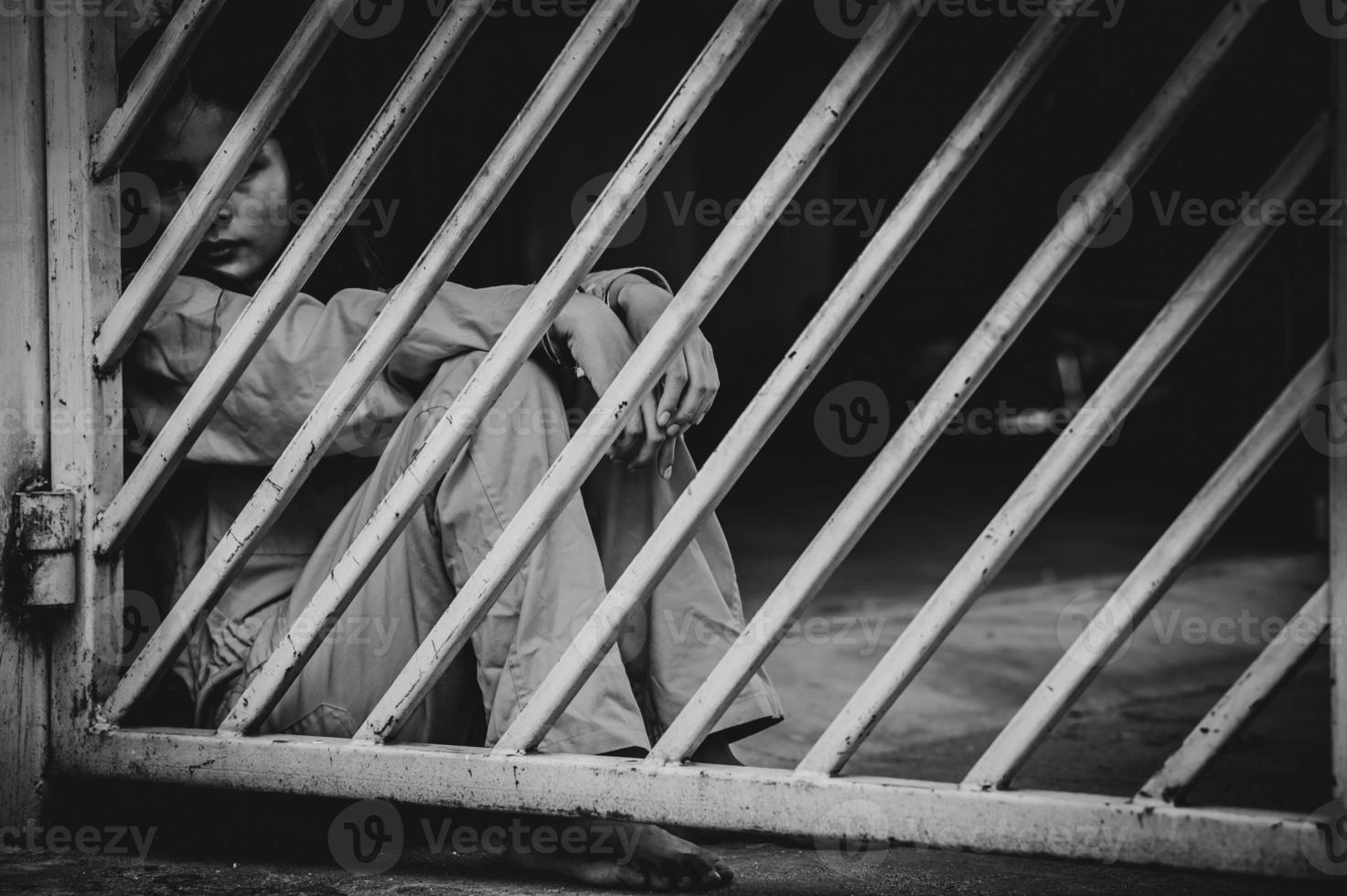 mani di donne disperato per catturare il ferro prigione, prigioniero concetto, Tailandia gente, speranza per essere gratuito, se il violare il legge voluto essere arrestato e incarcerato. foto