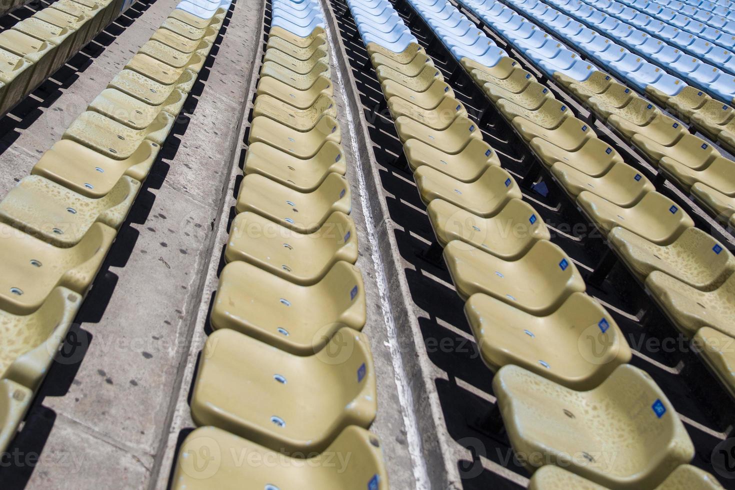 primo piano dettaglio dei sedili dello stadio marrone foto