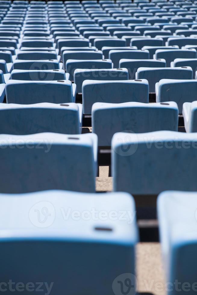 primo piano dettaglio dei sedili dello stadio blu foto