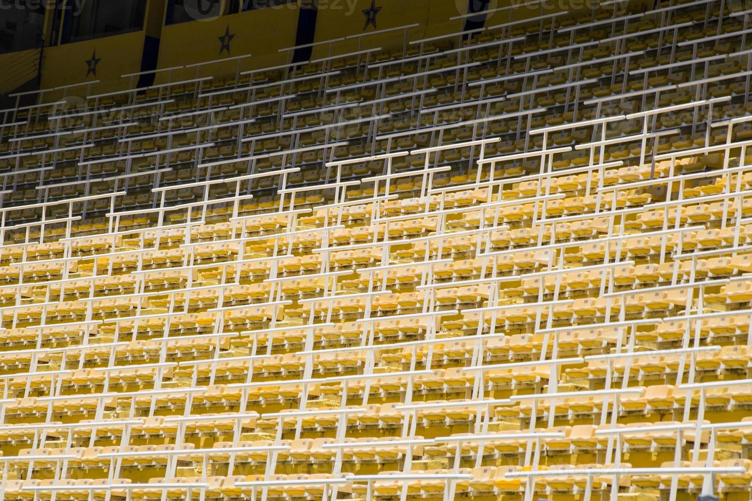 primo piano dettaglio dei sedili dello stadio marrone foto