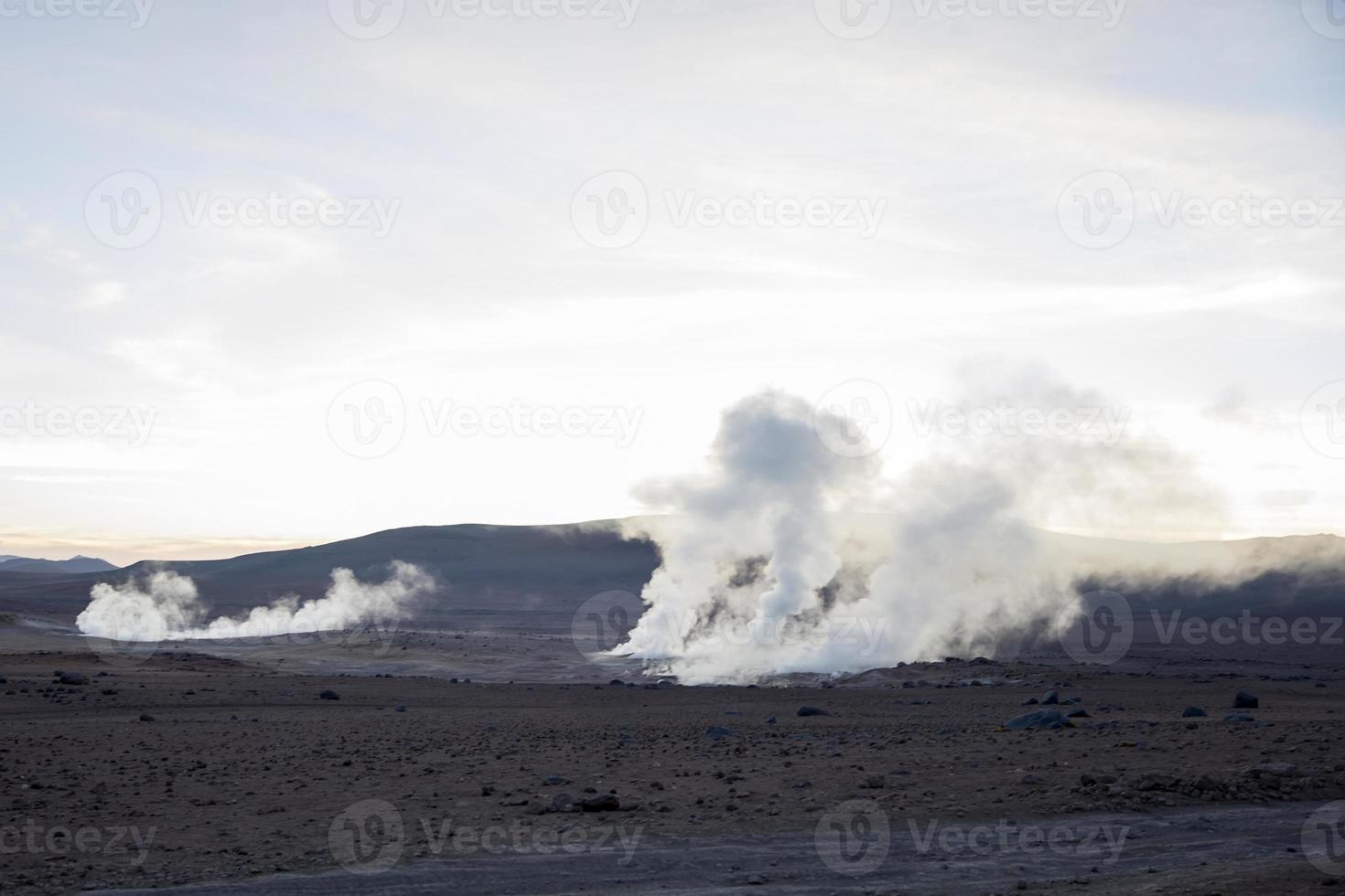 geyser sol de manana in bolivia foto