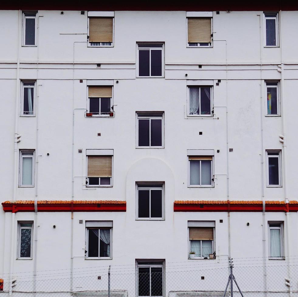 finestra sulla facciata bianca della casa nella città di bilbao, spagna foto