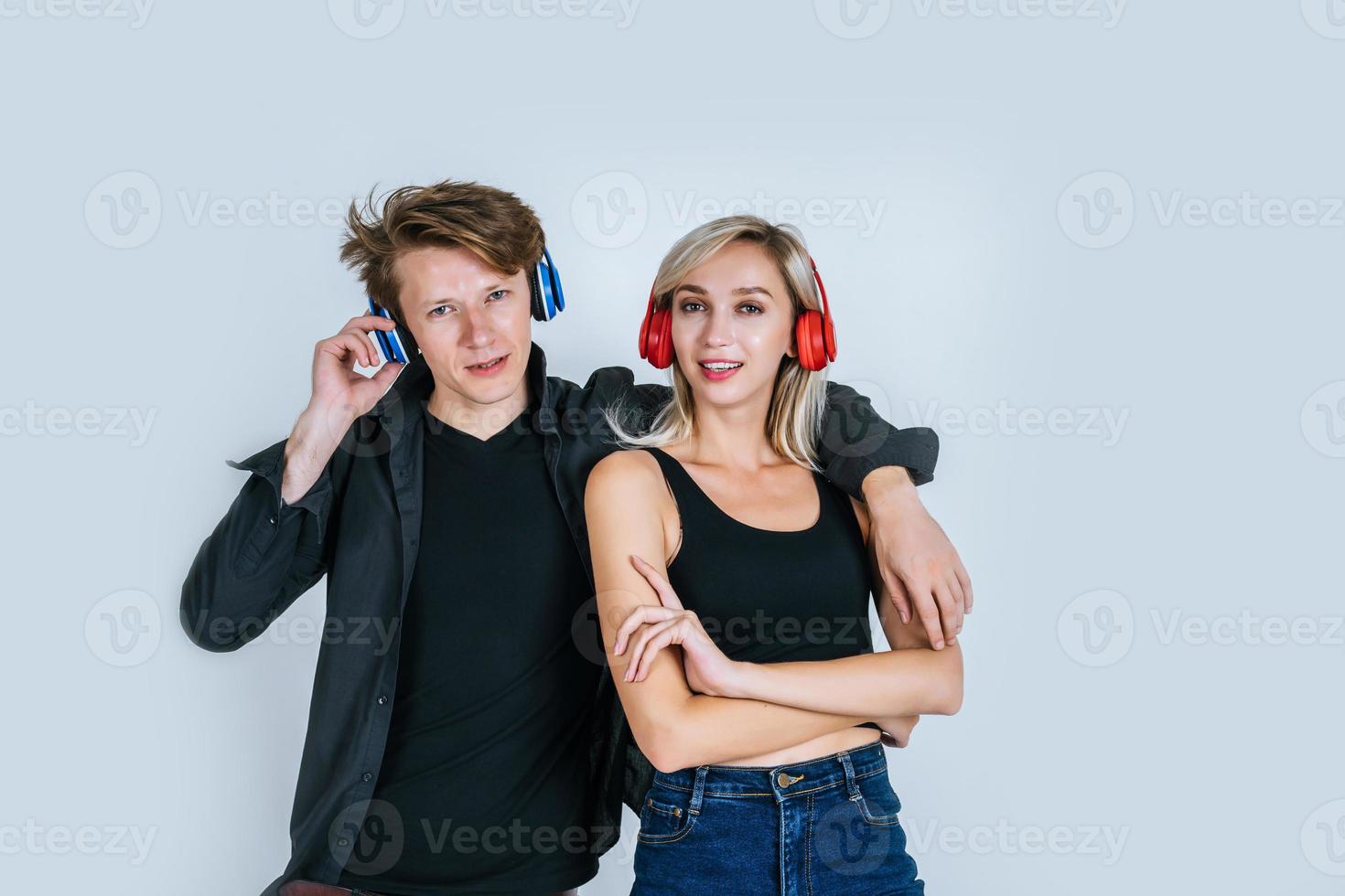 felice giovane coppia in cuffia ascoltando musica in studio foto