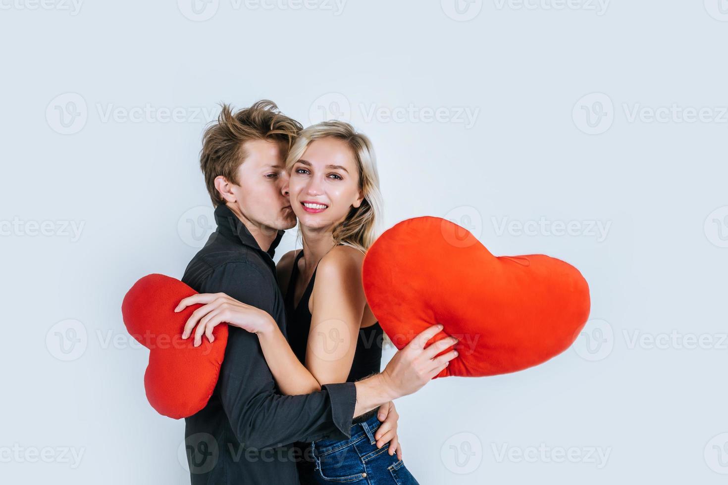coppia felice amorevole insieme in possesso di un cuore rosso foto