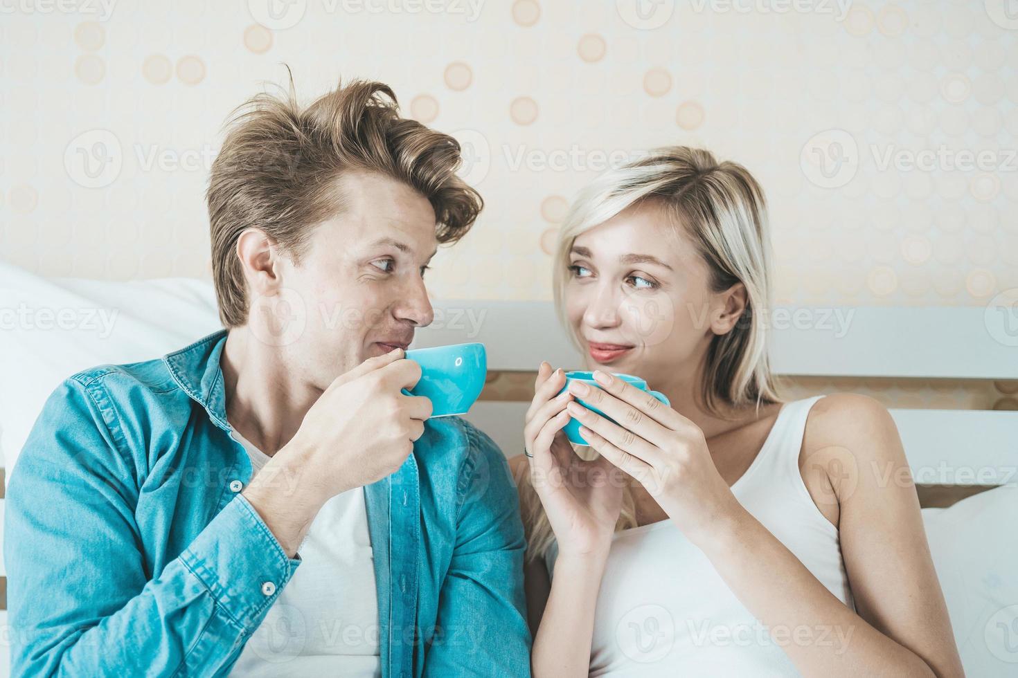 coppia felice di bere il caffè al mattino foto