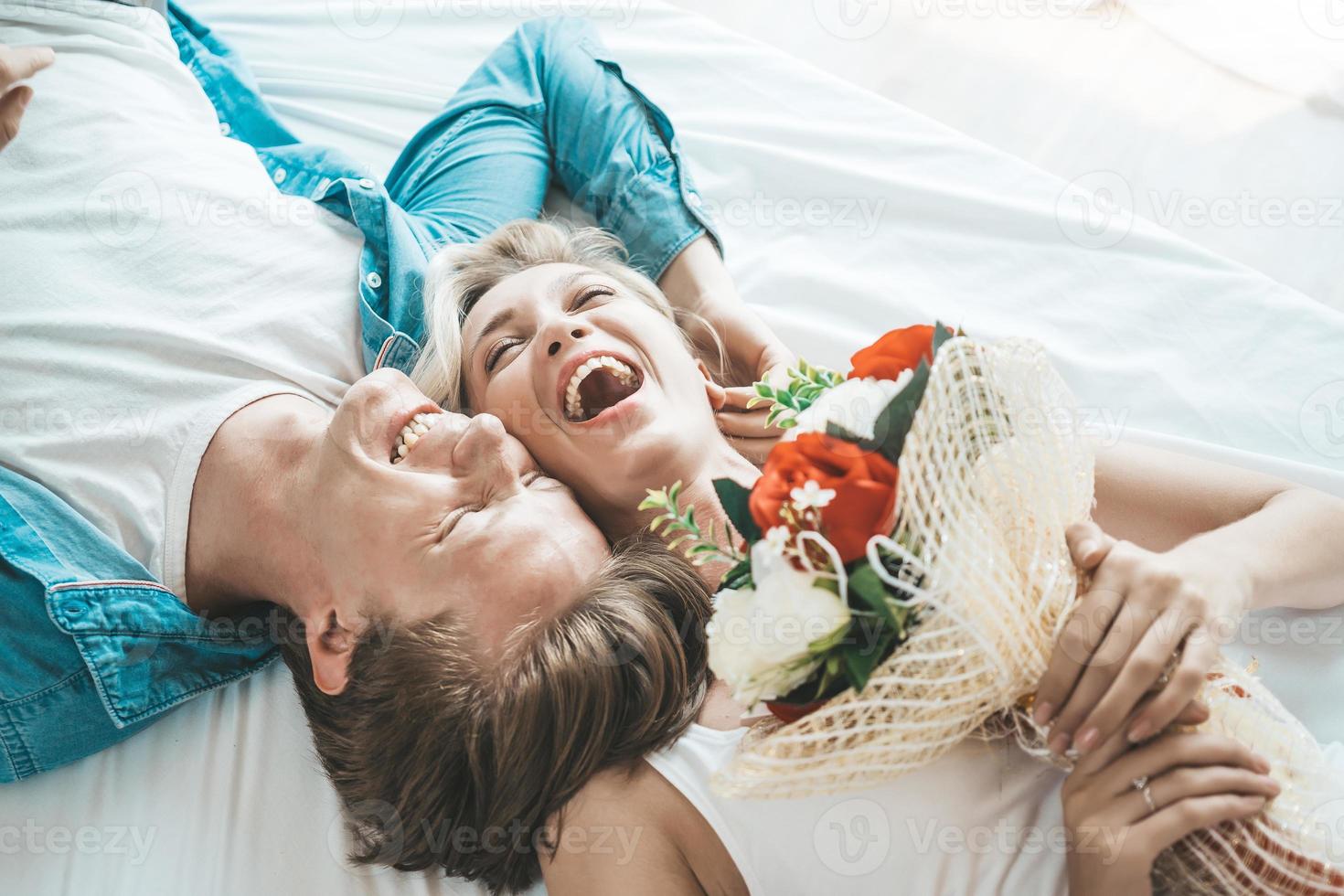 coppia felice insieme in camera da letto foto