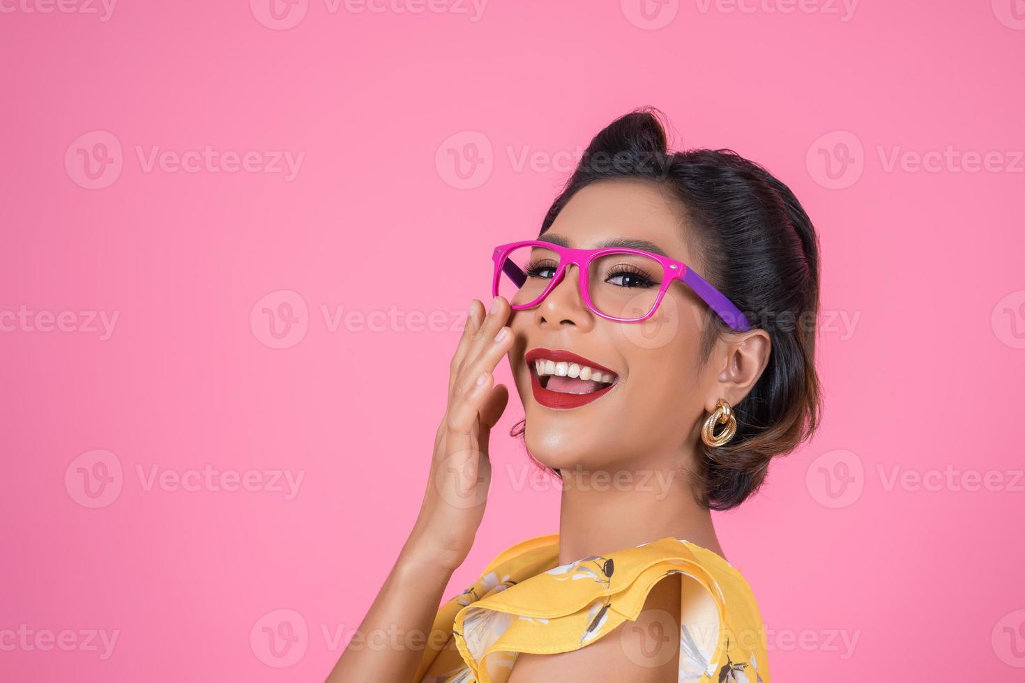 ritratto di donna alla moda con occhiali da sole foto
