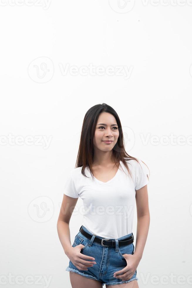 bella giovane donna asiatica isolata su sfondo bianco foto