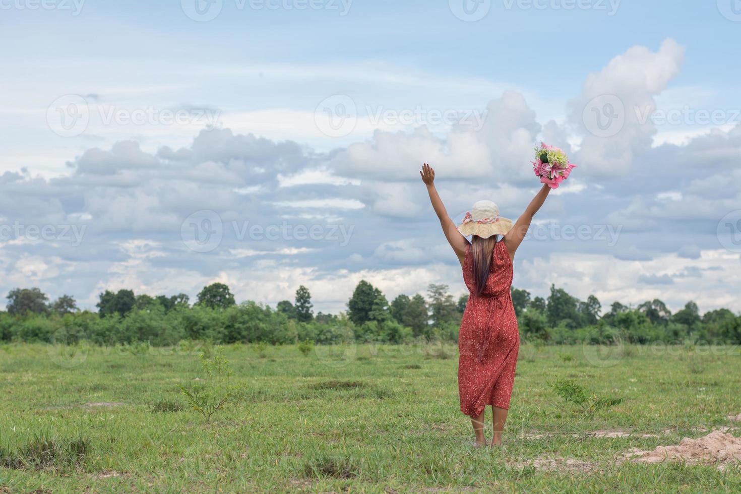 giovane bella donna che si distende nel campo verde foto