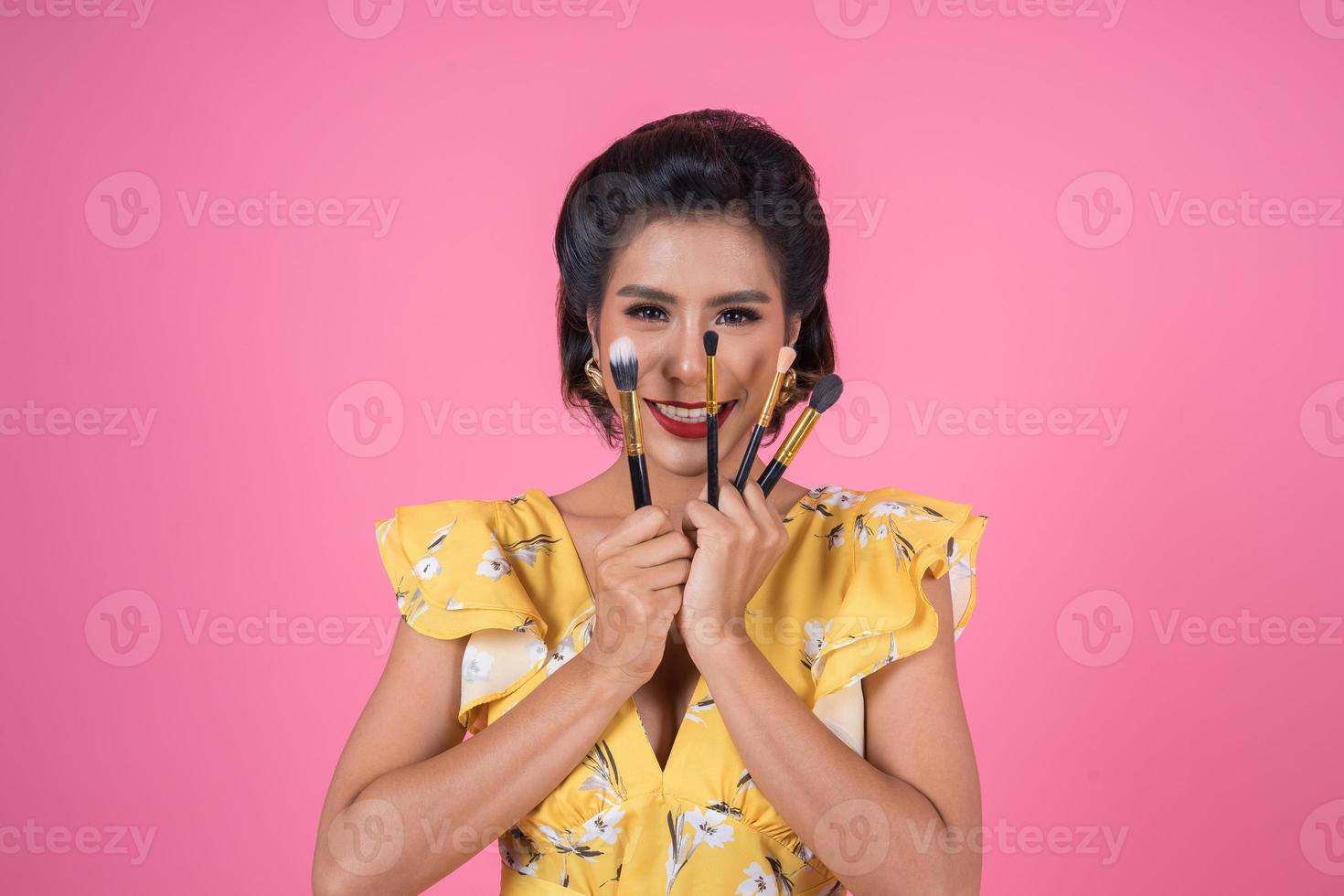 ritratto di una donna con pennelli trucco foto