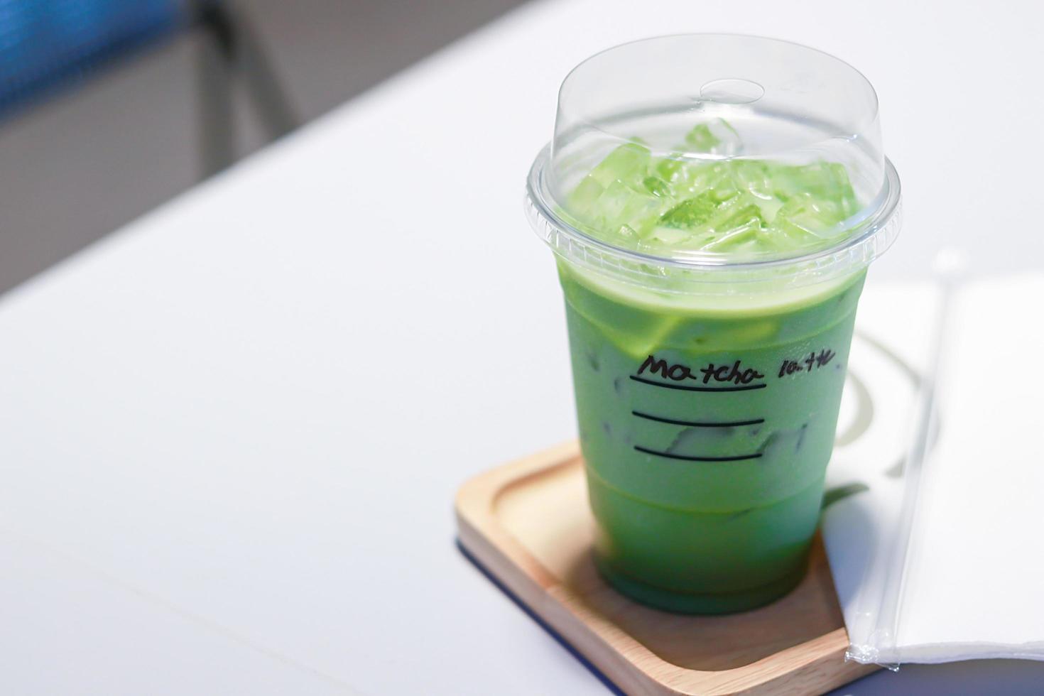tè verde matcha ghiacciato latte su un tavolo foto