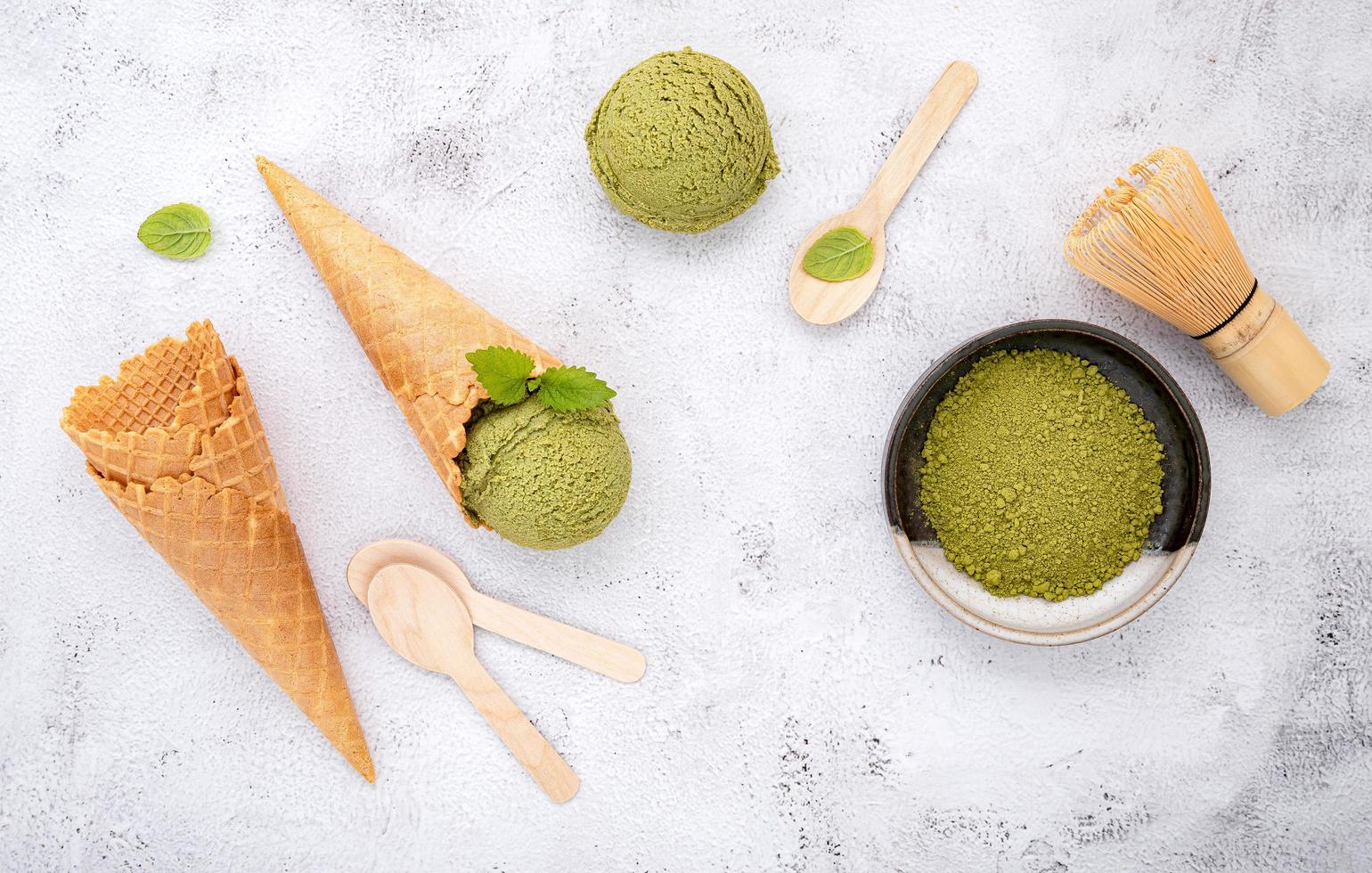 gelato al matcha su uno sfondo grigio foto