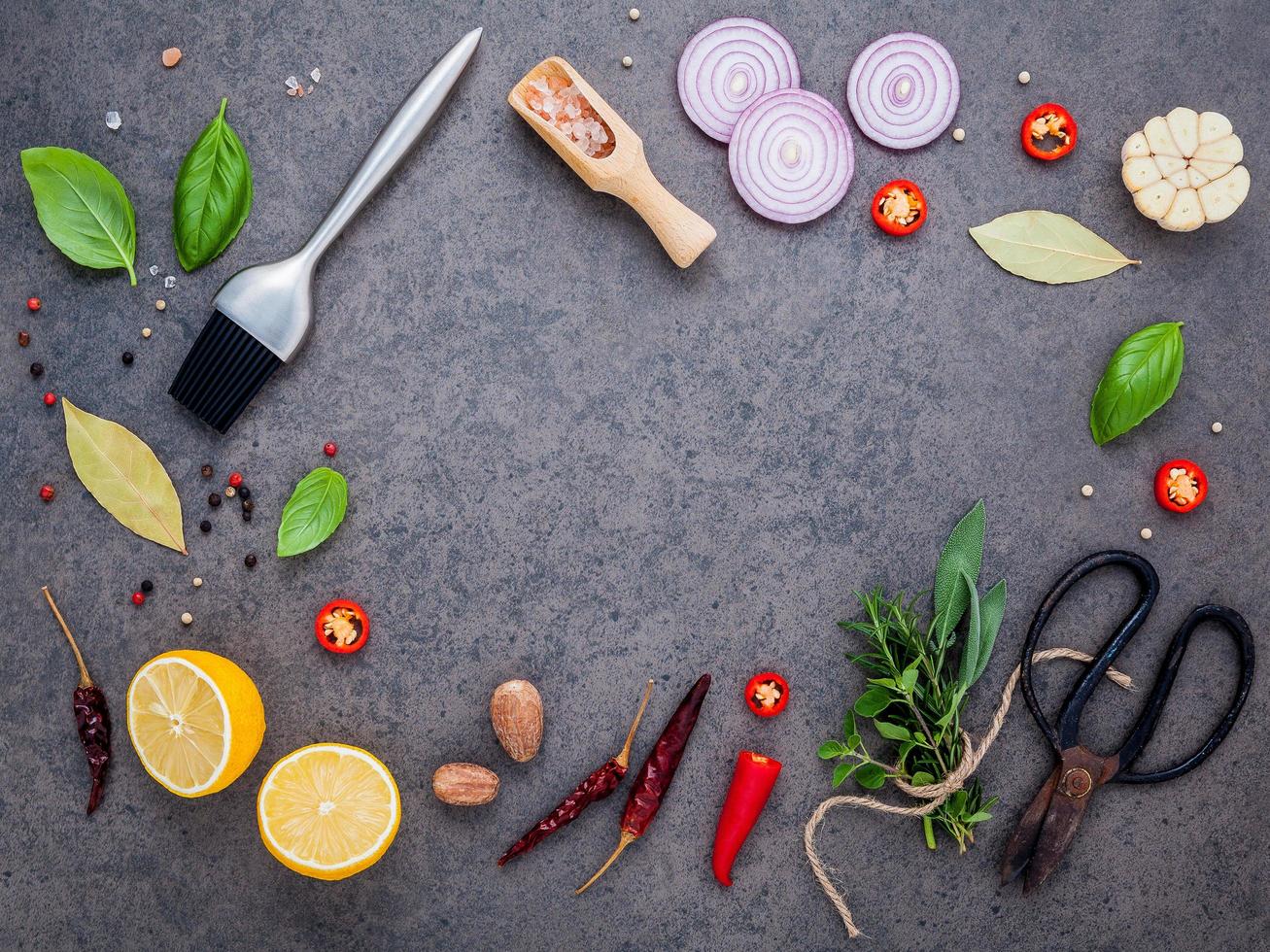 ingredienti da cucina freschi su pietra scura foto