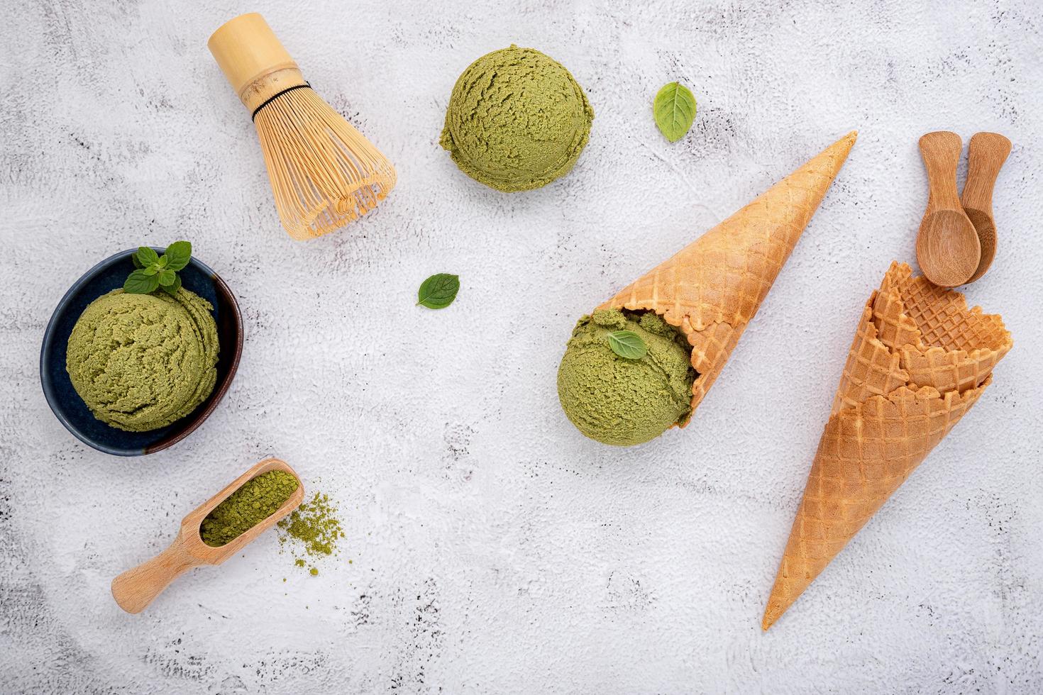 gelato al tè verde matcha su uno sfondo grigio foto