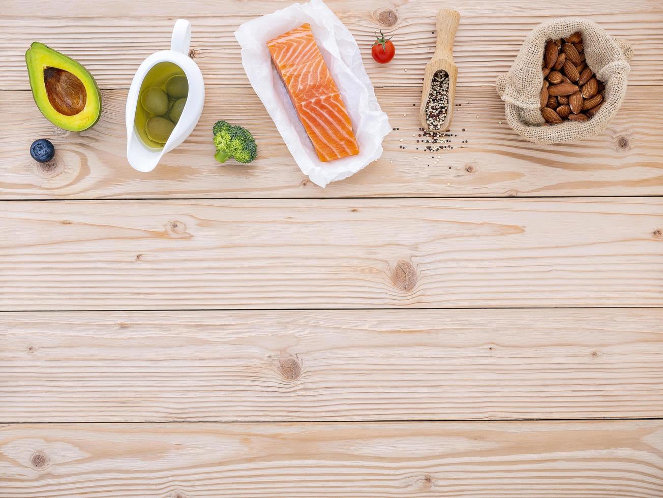 ingredienti sani su legno chiaro foto