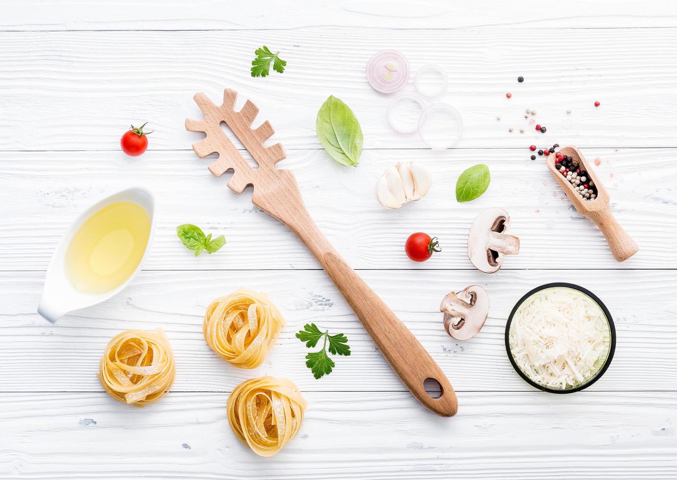 ingredienti italiani su uno sfondo bianco squallido foto