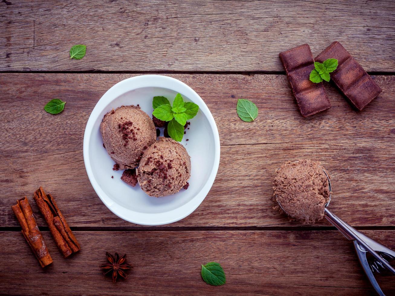 gelato al cioccolato in una ciotola bianca foto