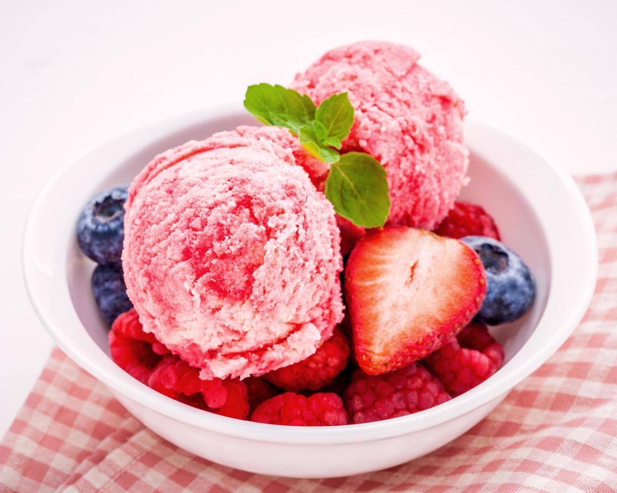 gelato alla fragola con frutta foto