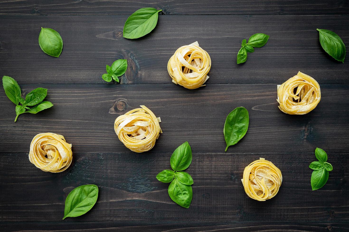 modello di pasta e basilico foto