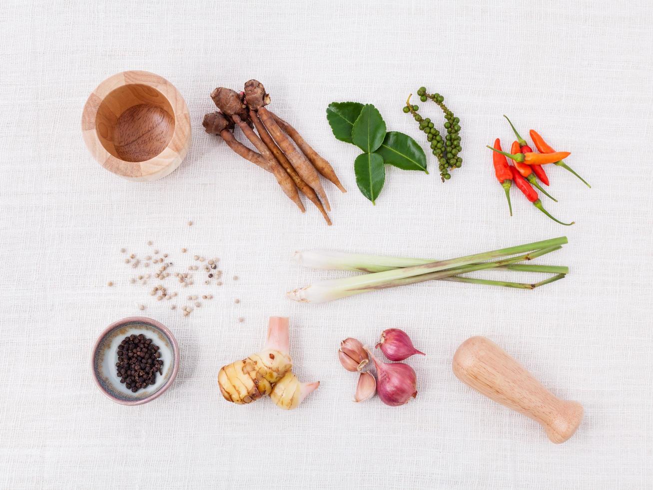 ingredienti da cucina tailandese su uno sfondo bianco foto