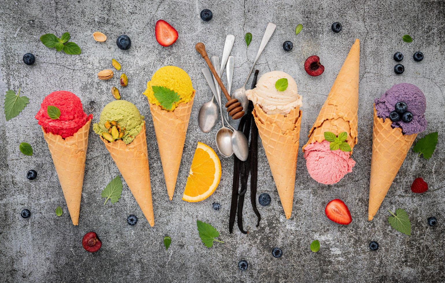 gelato colorato in coni su uno sfondo concreto foto
