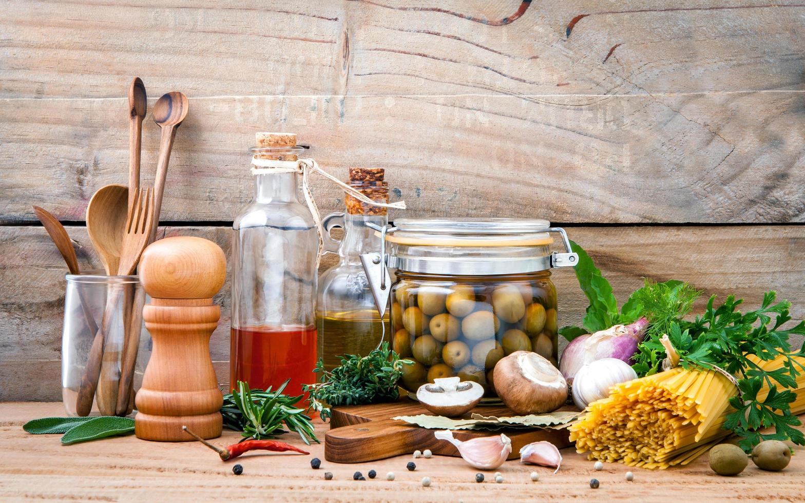 concetto di cibo italiano con pasta e verdure foto