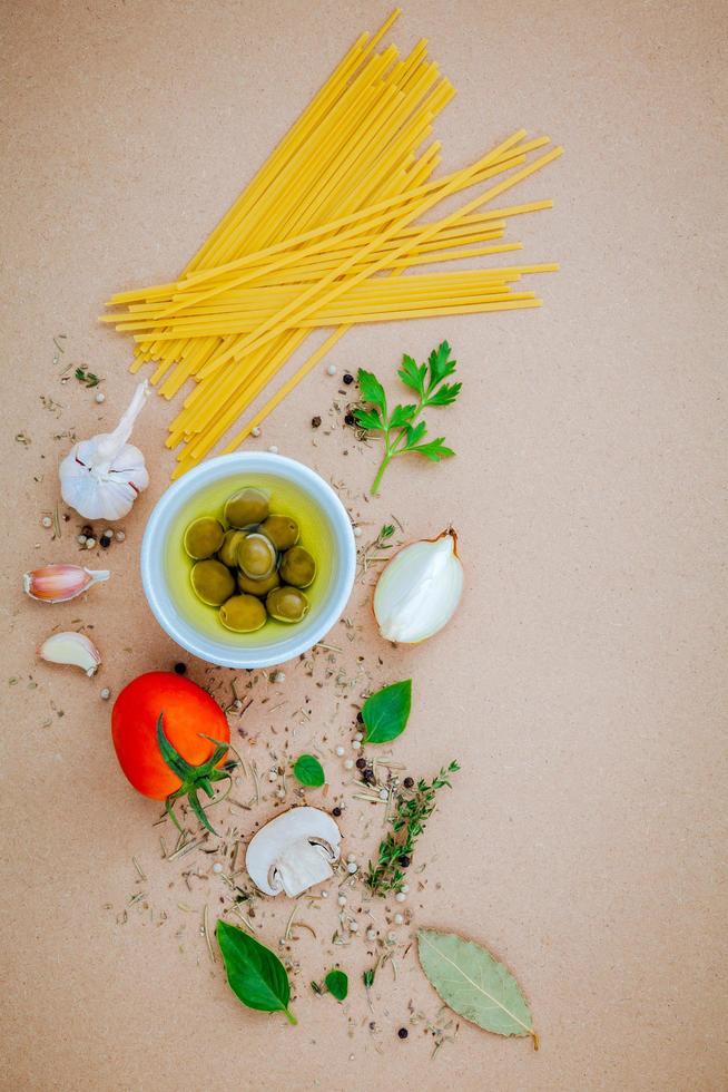 ingredienti per spaghetti su uno sfondo marrone foto