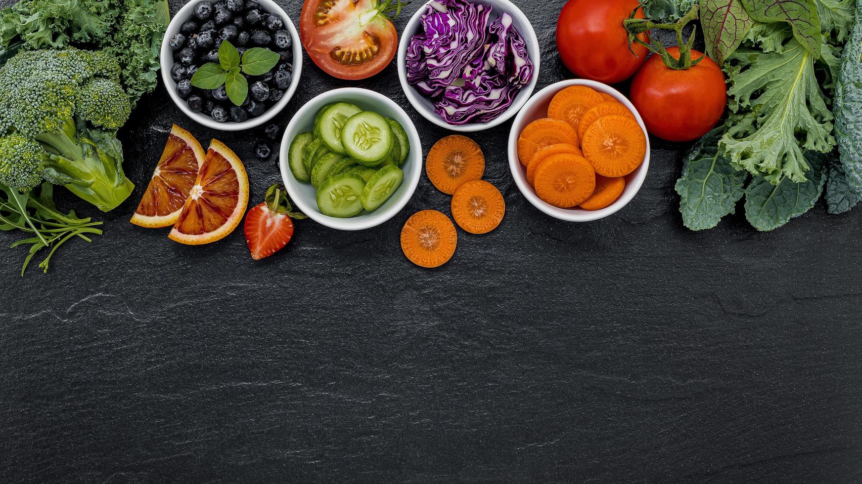 verdure fresche e frutta con copia spazio foto