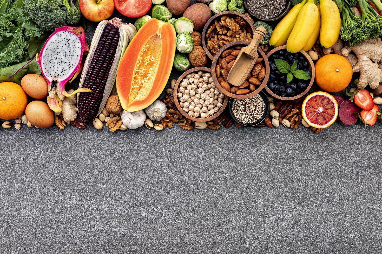 cibo sano con copia spazio su uno sfondo grigio foto