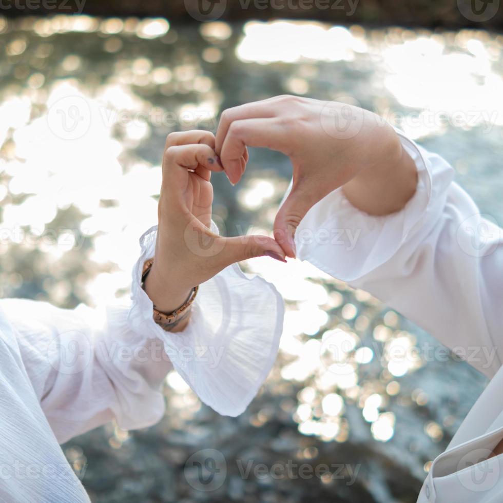 maschio e femmina coppia mostrando loro mani su per modulo cuore simbolo per mostrare amicizia amore e gentilezza perché cuore è simbolo di amore. maschio e femmina coppia mostrando loro amore con cuore simbolo foto