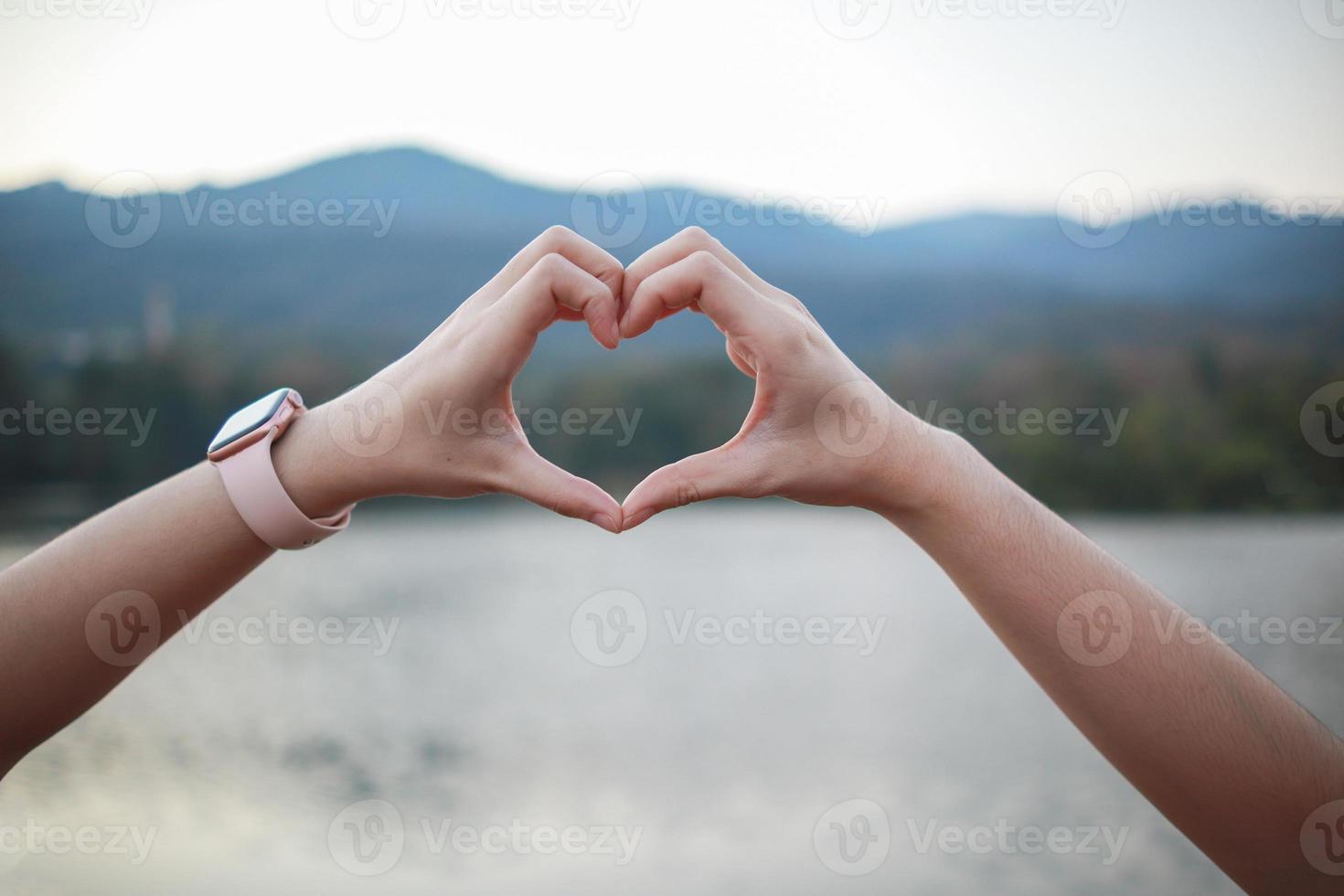 maschio e femmina coppia mostrando loro mani su per modulo cuore simbolo per mostrare amicizia amore e gentilezza perché cuore è simbolo di amore. maschio e femmina coppia mostrando loro amore con cuore simbolo foto