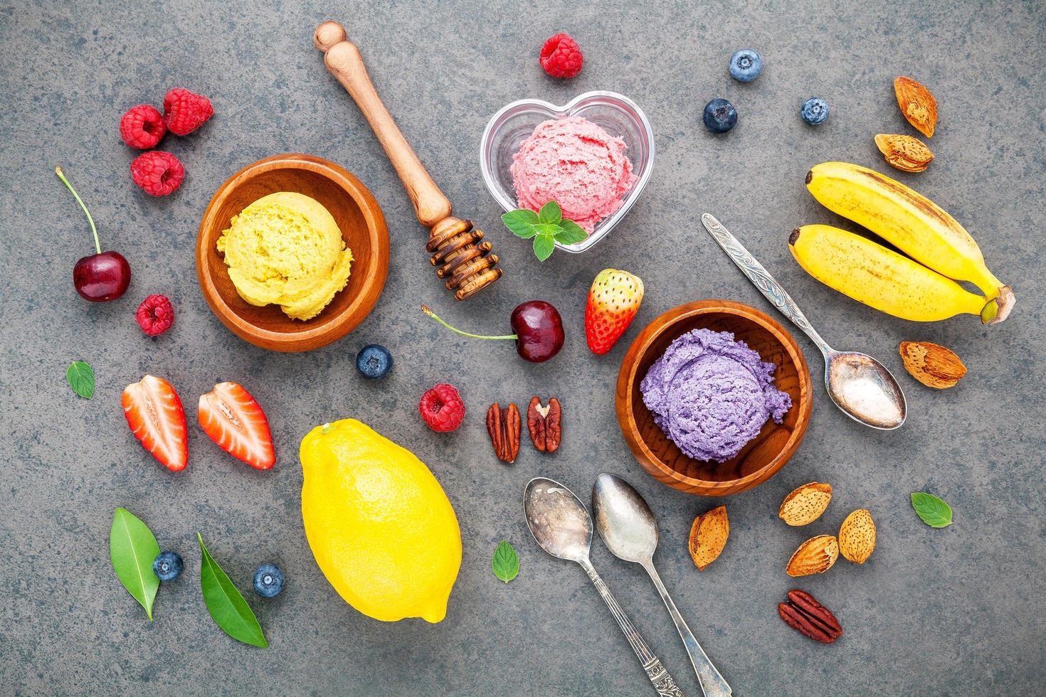 vista dall'alto di gelato in ciotole con frutta foto