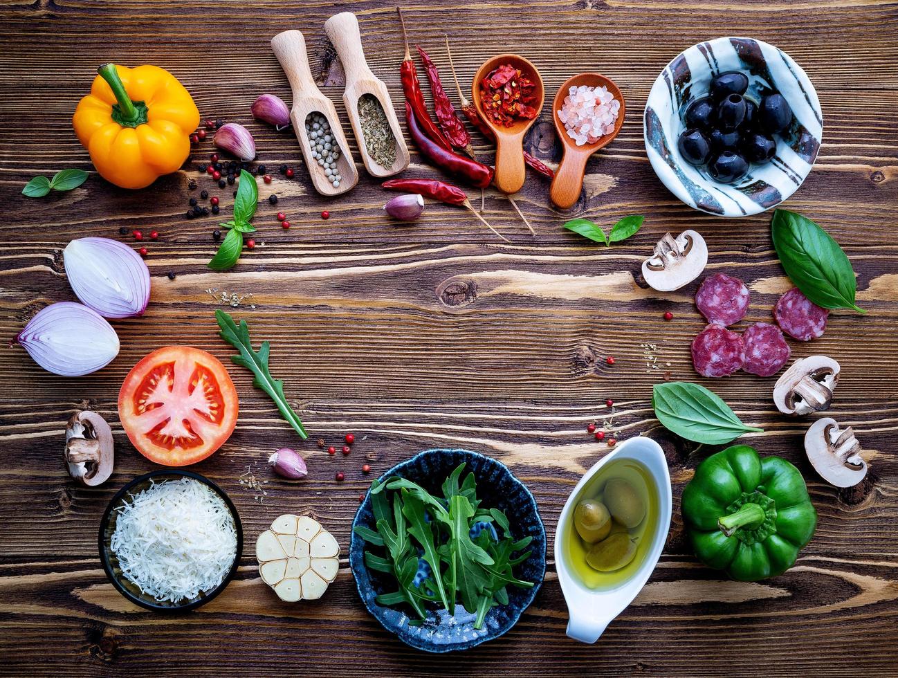 cerchio di ingredienti da cucina freschi foto