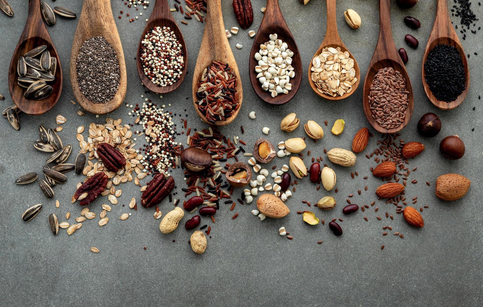 diversi tipi di noci e cereali su cemento squallido foto